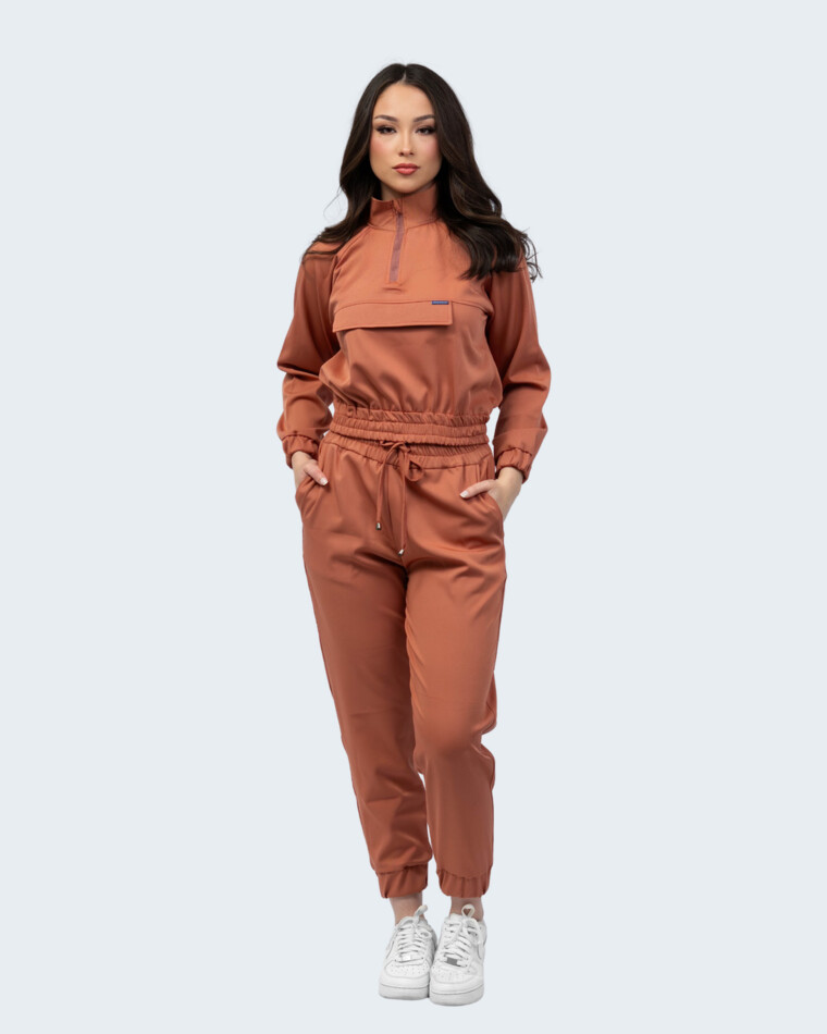 Uniforme médico ESENCIAL PRO Femenino de Nova Scrubs en Terracota